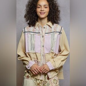 Long-sleeved denim shirt with floral lace panel pol 🌟